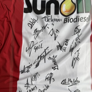 Gesigneerd FC Emmen shirt  door selectie rood/ wit
